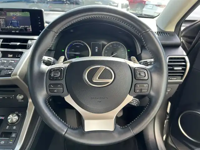 レクサス ＮＸ 300h Iパッケージ 和歌山県 2018(平30)年 6.4万km ソニックチタニウム 純正ナビ/バックカメラ/三眼LEDヘッドライト/マークレビンソン/ムーンルーフ/プリクラッシュセーフティー/レーダークルーズコントロール/車両接近通報装置/パワーシート/ポジションメモリー/シートヒーター/ステアリングヒーター/パワーバックドア/オートライト/オートマチックハイビーム