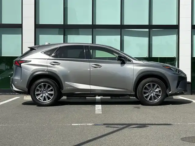 レクサス ＮＸ 300h Iパッケージ 和歌山県 2018(平30)年 6.4万km ソニックチタニウム 純正ナビ/バックカメラ/三眼LEDヘッドライト/マークレビンソン/ムーンルーフ/プリクラッシュセーフティー/レーダークルーズコントロール/車両接近通報装置/パワーシート/ポジションメモリー/シートヒーター/ステアリングヒーター/パワーバックドア/オートライト/オートマチックハイビーム