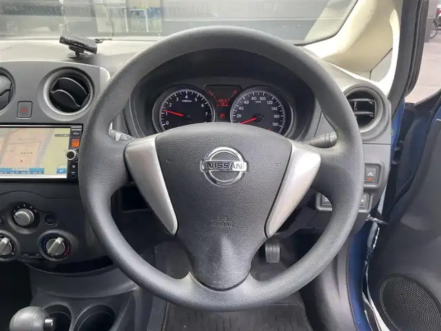 日産 ノート XVセレ +セーフ 滋賀県 2015(平27)年 4.6万km シャイニングブルー 純正ナビ/Bluetooth/DVD/CD/iPod/AUX/ETC/コーナーセンサー（前後）/バックカメラ（ミラー内臓）/全方位カメラ/レーンキープアシスト/衝突軽減装置/プッシュスタート/スペアキー1本/電動格納ミラー/純正フロアマット/ドアバイザー