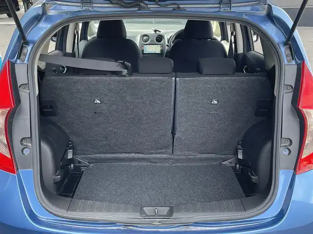 日産 ノート XVセレ +セーフ 滋賀県 2015(平27)年 4.6万km シャイニングブルー 純正ナビ/Bluetooth/DVD/CD/iPod/AUX/ETC/コーナーセンサー（前後）/バックカメラ（ミラー内臓）/全方位カメラ/レーンキープアシスト/衝突軽減装置/プッシュスタート/スペアキー1本/電動格納ミラー/純正フロアマット/ドアバイザー