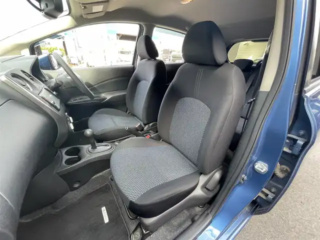 日産 ノート XVセレ +セーフ 滋賀県 2015(平27)年 4.6万km シャイニングブルー 純正ナビ/Bluetooth/DVD/CD/iPod/AUX/ETC/コーナーセンサー（前後）/バックカメラ（ミラー内臓）/全方位カメラ/レーンキープアシスト/衝突軽減装置/プッシュスタート/スペアキー1本/電動格納ミラー/純正フロアマット/ドアバイザー