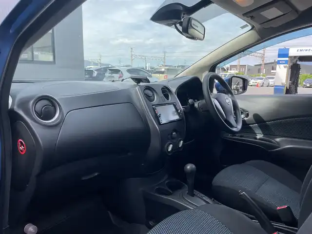 日産 ノート XVセレ +セーフ 滋賀県 2015(平27)年 4.6万km シャイニングブルー 純正ナビ/Bluetooth/DVD/CD/iPod/AUX/ETC/コーナーセンサー（前後）/バックカメラ（ミラー内臓）/全方位カメラ/レーンキープアシスト/衝突軽減装置/プッシュスタート/スペアキー1本/電動格納ミラー/純正フロアマット/ドアバイザー