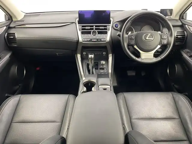 レクサス ＮＸ 300h バージョンL 新潟県 2018(平30)年 2.4万km ソニッククォーツ 純正メモリナビ/　フルセグTV/Bluetooth/CD/DVD/USB/レーダークルーズコントロール/衝突被害軽減ブレーキ/レーンキープアシスト/ブラインドスポットモニター/パワーバックドア/レザーシート/前席パワーシート/D席メモリーシート/前席シートヒーター/前席エアシート/前後コーナーセンサー/ステアリングヒーター/ドライブレコーダー/全方位モニター/ビルトインETC2.0/オートマチックハイビーム/LEDヘッドライト/純正AWセット冬タイヤ積込/レーダー探知機【Z240Csd】/レザーステアリング/ステアリングスイッチ/パドルシフト