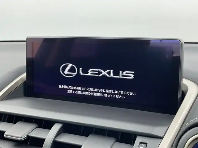 レクサス ＮＸ 300h バージョンL 新潟県 2018(平30)年 2.4万km ソニッククォーツ 純正メモリナビ/　フルセグTV/Bluetooth/CD/DVD/USB/レーダークルーズコントロール/衝突被害軽減ブレーキ/レーンキープアシスト/ブラインドスポットモニター/パワーバックドア/レザーシート/前席パワーシート/D席メモリーシート/前席シートヒーター/前席エアシート/前後コーナーセンサー/ステアリングヒーター/ドライブレコーダー/全方位モニター/ビルトインETC2.0/オートマチックハイビーム/LEDヘッドライト/純正AWセット冬タイヤ積込/レーダー探知機【Z240Csd】/レザーステアリング/ステアリングスイッチ/パドルシフト