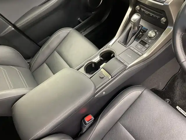 レクサス ＮＸ 300h バージョンL 新潟県 2018(平30)年 2.4万km ソニッククォーツ 純正メモリナビ/　フルセグTV/Bluetooth/CD/DVD/USB/レーダークルーズコントロール/衝突被害軽減ブレーキ/レーンキープアシスト/ブラインドスポットモニター/パワーバックドア/レザーシート/前席パワーシート/D席メモリーシート/前席シートヒーター/前席エアシート/前後コーナーセンサー/ステアリングヒーター/ドライブレコーダー/全方位モニター/ビルトインETC2.0/オートマチックハイビーム/LEDヘッドライト/純正AWセット冬タイヤ積込/レーダー探知機【Z240Csd】/レザーステアリング/ステアリングスイッチ/パドルシフト