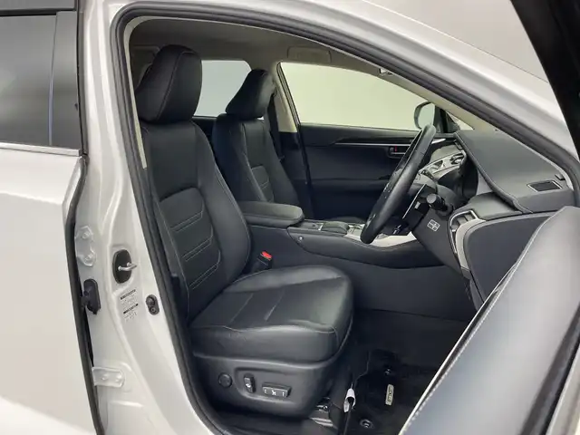 レクサス ＮＸ 300h バージョンL 新潟県 2018(平30)年 2.4万km ソニッククォーツ 純正メモリナビ/　フルセグTV/Bluetooth/CD/DVD/USB/レーダークルーズコントロール/衝突被害軽減ブレーキ/レーンキープアシスト/ブラインドスポットモニター/パワーバックドア/レザーシート/前席パワーシート/D席メモリーシート/前席シートヒーター/前席エアシート/前後コーナーセンサー/ステアリングヒーター/ドライブレコーダー/全方位モニター/ビルトインETC2.0/オートマチックハイビーム/LEDヘッドライト/純正AWセット冬タイヤ積込/レーダー探知機【Z240Csd】/レザーステアリング/ステアリングスイッチ/パドルシフト