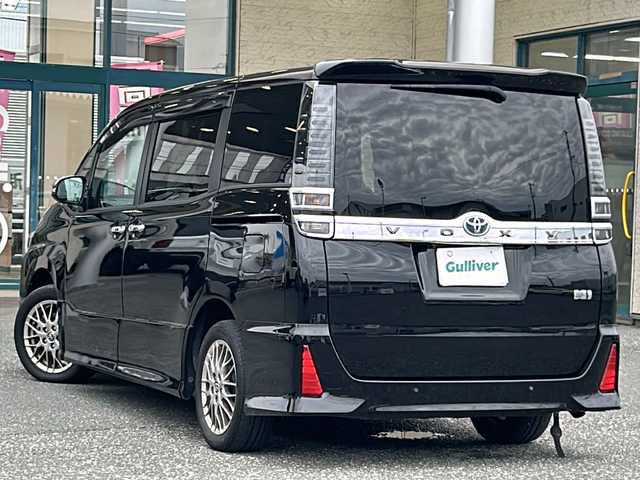 トヨタ ヴォクシー ハイブリッド ZS 煌Ⅲ 愛知県 2020(令2)年 3.2万km ブラック 登録時走行距離31726ｋｍ/純正１０インチメモリナビ/（Bluetooth/フルセグTV/DVD/AM/FM)/バックカメラ/ドラレコ前/インテリジェントクリアランスソナー前後/トヨタセーフティーセンス/レーントーシングアシスト/プリクラッシュセーフティー/オートマッチハイビーム/先行車発進告知/クルーズコントロール/ビルドインETC/USB端子/両側パワースライドドア/ドアバイザー/オートライト/（LED)/電格ミラー/取説/保証書/スマートキー/（スペアキー×１）