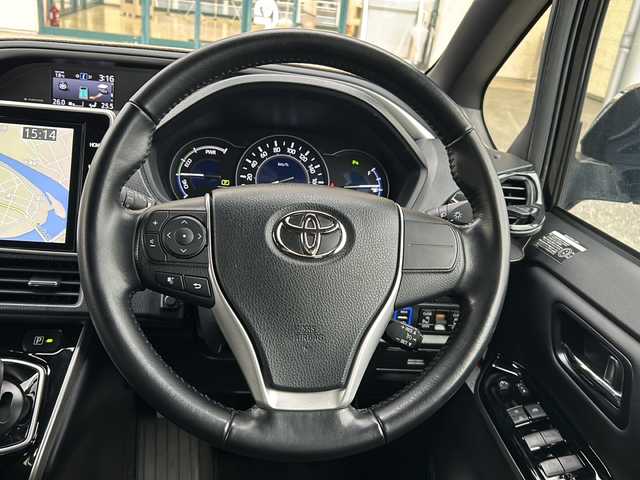 トヨタ ヴォクシー ハイブリッド ZS 煌Ⅲ 愛知県 2020(令2)年 3.2万km ブラック 登録時走行距離31726ｋｍ/純正１０インチメモリナビ/（Bluetooth/フルセグTV/DVD/AM/FM)/バックカメラ/ドラレコ前/インテリジェントクリアランスソナー前後/トヨタセーフティーセンス/レーントーシングアシスト/プリクラッシュセーフティー/オートマッチハイビーム/先行車発進告知/クルーズコントロール/ビルドインETC/USB端子/両側パワースライドドア/ドアバイザー/オートライト/（LED)/電格ミラー/取説/保証書/スマートキー/（スペアキー×１）