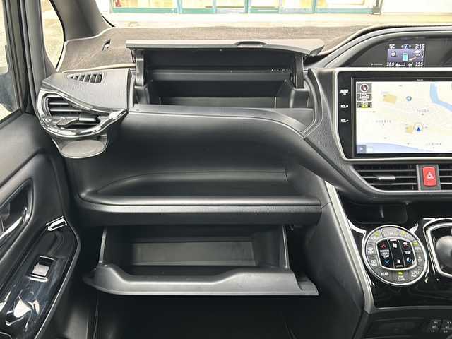 トヨタ ヴォクシー ハイブリッド ZS 煌Ⅲ 愛知県 2020(令2)年 3.2万km ブラック 登録時走行距離31726ｋｍ/純正１０インチメモリナビ/（Bluetooth/フルセグTV/DVD/AM/FM)/バックカメラ/ドラレコ前/インテリジェントクリアランスソナー前後/トヨタセーフティーセンス/レーントーシングアシスト/プリクラッシュセーフティー/オートマッチハイビーム/先行車発進告知/クルーズコントロール/ビルドインETC/USB端子/両側パワースライドドア/ドアバイザー/オートライト/（LED)/電格ミラー/取説/保証書/スマートキー/（スペアキー×１）