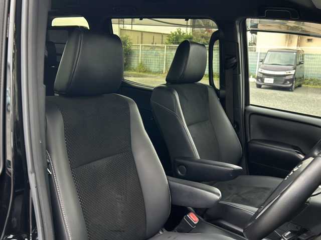 トヨタ ヴォクシー ハイブリッド ZS 煌Ⅲ 愛知県 2020(令2)年 3.2万km ブラック 登録時走行距離31726ｋｍ/純正１０インチメモリナビ/（Bluetooth/フルセグTV/DVD/AM/FM)/バックカメラ/ドラレコ前/インテリジェントクリアランスソナー前後/トヨタセーフティーセンス/レーントーシングアシスト/プリクラッシュセーフティー/オートマッチハイビーム/先行車発進告知/クルーズコントロール/ビルドインETC/USB端子/両側パワースライドドア/ドアバイザー/オートライト/（LED)/電格ミラー/取説/保証書/スマートキー/（スペアキー×１）