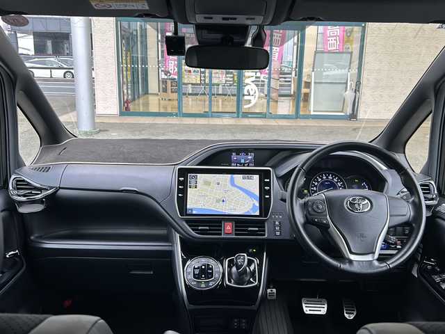 トヨタ ヴォクシー ハイブリッド ZS 煌Ⅲ 愛知県 2020(令2)年 3.2万km ブラック 登録時走行距離31726ｋｍ/純正１０インチメモリナビ/（Bluetooth/フルセグTV/DVD/AM/FM)/バックカメラ/ドラレコ前/インテリジェントクリアランスソナー前後/トヨタセーフティーセンス/レーントーシングアシスト/プリクラッシュセーフティー/オートマッチハイビーム/先行車発進告知/クルーズコントロール/ビルドインETC/USB端子/両側パワースライドドア/ドアバイザー/オートライト/（LED)/電格ミラー/取説/保証書/スマートキー/（スペアキー×１）