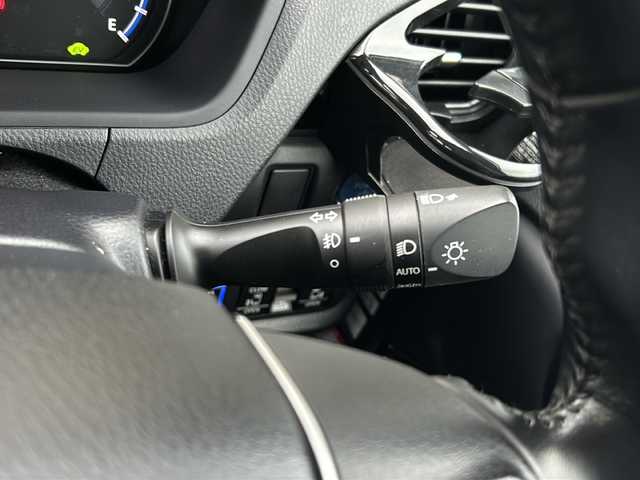 トヨタ ヴォクシー ハイブリッド ZS 煌Ⅲ 愛知県 2020(令2)年 3.2万km ブラック 登録時走行距離31726ｋｍ/純正１０インチメモリナビ/（Bluetooth/フルセグTV/DVD/AM/FM)/バックカメラ/ドラレコ前/インテリジェントクリアランスソナー前後/トヨタセーフティーセンス/レーントーシングアシスト/プリクラッシュセーフティー/オートマッチハイビーム/先行車発進告知/クルーズコントロール/ビルドインETC/USB端子/両側パワースライドドア/ドアバイザー/オートライト/（LED)/電格ミラー/取説/保証書/スマートキー/（スペアキー×１）