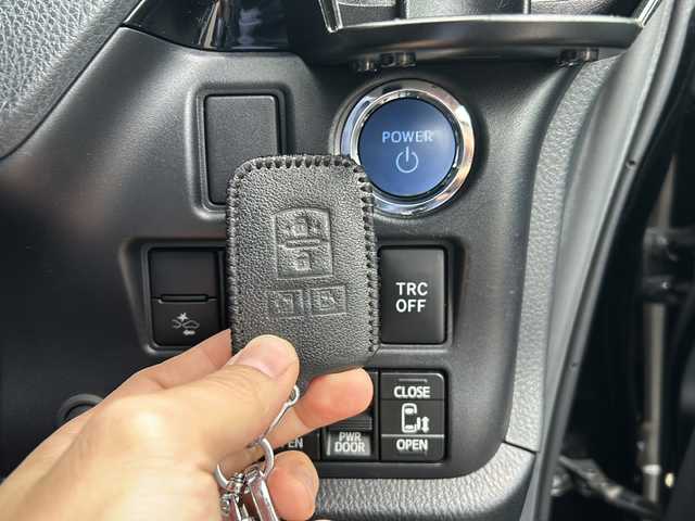 トヨタ ヴォクシー ハイブリッド ZS 煌Ⅲ 愛知県 2020(令2)年 3.2万km ブラック 登録時走行距離31726ｋｍ/純正１０インチメモリナビ/（Bluetooth/フルセグTV/DVD/AM/FM)/バックカメラ/ドラレコ前/インテリジェントクリアランスソナー前後/トヨタセーフティーセンス/レーントーシングアシスト/プリクラッシュセーフティー/オートマッチハイビーム/先行車発進告知/クルーズコントロール/ビルドインETC/USB端子/両側パワースライドドア/ドアバイザー/オートライト/（LED)/電格ミラー/取説/保証書/スマートキー/（スペアキー×１）