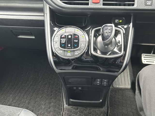 トヨタ ヴォクシー ハイブリッド ZS 煌Ⅲ 愛知県 2020(令2)年 3.2万km ブラック 登録時走行距離31726ｋｍ/純正１０インチメモリナビ/（Bluetooth/フルセグTV/DVD/AM/FM)/バックカメラ/ドラレコ前/インテリジェントクリアランスソナー前後/トヨタセーフティーセンス/レーントーシングアシスト/プリクラッシュセーフティー/オートマッチハイビーム/先行車発進告知/クルーズコントロール/ビルドインETC/USB端子/両側パワースライドドア/ドアバイザー/オートライト/（LED)/電格ミラー/取説/保証書/スマートキー/（スペアキー×１）