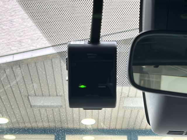 トヨタ ヴォクシー ハイブリッド ZS 煌Ⅲ 愛知県 2020(令2)年 3.2万km ブラック 登録時走行距離31726ｋｍ/純正１０インチメモリナビ/（Bluetooth/フルセグTV/DVD/AM/FM)/バックカメラ/ドラレコ前/インテリジェントクリアランスソナー前後/トヨタセーフティーセンス/レーントーシングアシスト/プリクラッシュセーフティー/オートマッチハイビーム/先行車発進告知/クルーズコントロール/ビルドインETC/USB端子/両側パワースライドドア/ドアバイザー/オートライト/（LED)/電格ミラー/取説/保証書/スマートキー/（スペアキー×１）