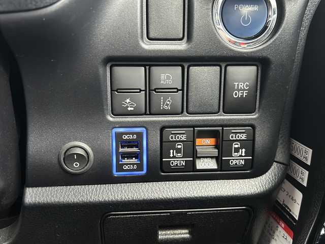 トヨタ ヴォクシー ハイブリッド ZS 煌Ⅲ 愛知県 2020(令2)年 3.2万km ブラック 登録時走行距離31726ｋｍ/純正１０インチメモリナビ/（Bluetooth/フルセグTV/DVD/AM/FM)/バックカメラ/ドラレコ前/インテリジェントクリアランスソナー前後/トヨタセーフティーセンス/レーントーシングアシスト/プリクラッシュセーフティー/オートマッチハイビーム/先行車発進告知/クルーズコントロール/ビルドインETC/USB端子/両側パワースライドドア/ドアバイザー/オートライト/（LED)/電格ミラー/取説/保証書/スマートキー/（スペアキー×１）