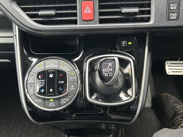 トヨタ ヴォクシー ハイブリッド ZS 煌Ⅲ 愛知県 2020(令2)年 3.2万km ブラック 登録時走行距離31726ｋｍ/純正１０インチメモリナビ/（Bluetooth/フルセグTV/DVD/AM/FM)/バックカメラ/ドラレコ前/インテリジェントクリアランスソナー前後/トヨタセーフティーセンス/レーントーシングアシスト/プリクラッシュセーフティー/オートマッチハイビーム/先行車発進告知/クルーズコントロール/ビルドインETC/USB端子/両側パワースライドドア/ドアバイザー/オートライト/（LED)/電格ミラー/取説/保証書/スマートキー/（スペアキー×１）