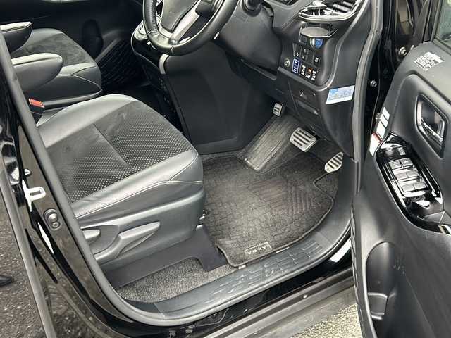 トヨタ ヴォクシー ハイブリッド ZS 煌Ⅲ 愛知県 2020(令2)年 3.2万km ブラック 登録時走行距離31726ｋｍ/純正１０インチメモリナビ/（Bluetooth/フルセグTV/DVD/AM/FM)/バックカメラ/ドラレコ前/インテリジェントクリアランスソナー前後/トヨタセーフティーセンス/レーントーシングアシスト/プリクラッシュセーフティー/オートマッチハイビーム/先行車発進告知/クルーズコントロール/ビルドインETC/USB端子/両側パワースライドドア/ドアバイザー/オートライト/（LED)/電格ミラー/取説/保証書/スマートキー/（スペアキー×１）