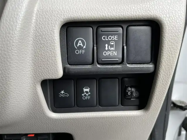 日産 デイズ ルークス X Vセレ +SeftyⅡ 静岡県 2015(平27)年 4.1万km ホワイトパール 純正ナビ　/・フルセグＴＶ　/・Ｂｌｕｅｔｏｏｔｈ接続　/・ＤＶＤ再生　/・ＵＳＢ入力端子　/アラウンドビューモニター　/片側パワースライドドア/エマージェンシーブレーキ　/プッシュスタート　/スマートキー　/スペアキー　/ＥＴＣ/ドラレコ/取扱説明書/保証書