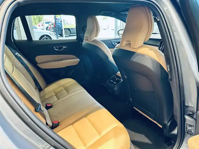 ボルボ Ｖ６０ B5 インスクリプション 大阪府 2021(令3)年 2.7万km オスミウムグレーM HarmanKardon/HUD/ACC/BLIS/純正ナビ/TV/360度カメラ/applecarplay/純正18インチAW/LEDヘッドライト/電動リアゲート/自動駐車/ワイヤレス充電/革シート/メモリ付きパワーシート/エアシートヒーター/ステアリングヒーター/ルーフレール