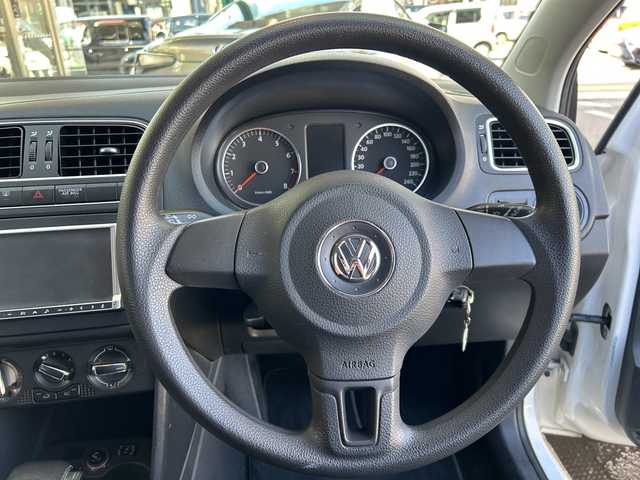 フォルクスワーゲン ポロ 1．4 コンフォートライン 兵庫県 2010(平22)年 8.3万km 白 ワンオーナー/社外7インチナビ（AM/FM/CD/DVD/SD/USB/AUX)/ワンセグTV/バックカメラ/ETC/AC/電動格納ミラー/フロアマット/リモコンキー/スペアキー1本/保証書/取扱説明書