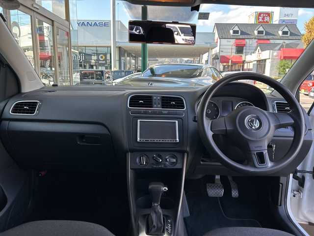 フォルクスワーゲン ポロ 1．4 コンフォートライン 兵庫県 2010(平22)年 8.3万km 白 ワンオーナー/社外7インチナビ（AM/FM/CD/DVD/SD/USB/AUX)/ワンセグTV/バックカメラ/ETC/AC/電動格納ミラー/フロアマット/リモコンキー/スペアキー1本/保証書/取扱説明書