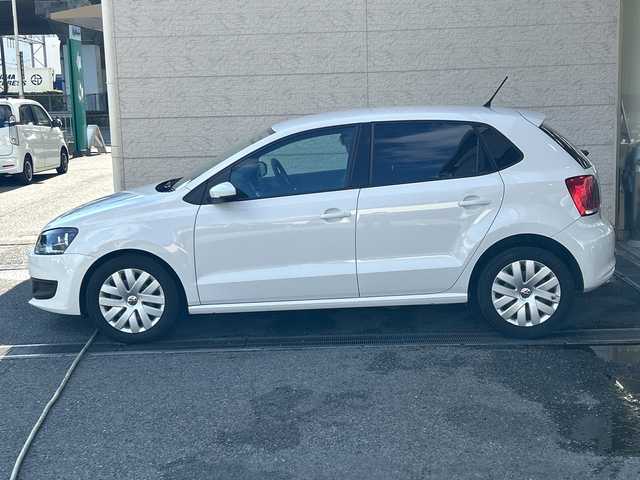 フォルクスワーゲン ポロ 1．4 コンフォートライン 兵庫県 2010(平22)年 8.3万km 白 ワンオーナー/社外7インチナビ（AM/FM/CD/DVD/SD/USB/AUX)/ワンセグTV/バックカメラ/ETC/AC/電動格納ミラー/フロアマット/リモコンキー/スペアキー1本/保証書/取扱説明書