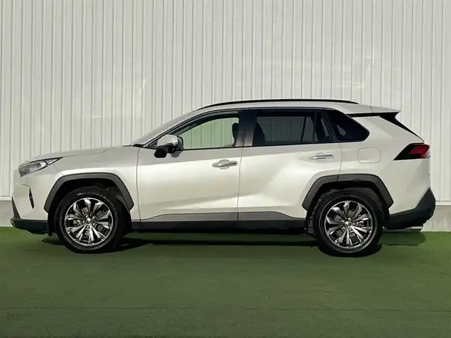 トヨタ ＲＡＶ４ G 香川県 2020(令2)年 6.3万km ホワイトパールクリスタルシャイン 純正９インチナビ/・フルセグTV/・バックカメラ/トヨタセーフティーセンス/・プリクラッシュセーフティ/・レーンディパーチャーアラート/・レーダークルーズコントロール/・オートハイビーム/・コーナーセンサー/・ブラインドスポットモニター/合皮シート/・パワーシート/・シートヒーター/革巻きステアリング/・ハンドルヒーター/・ステアリングスイッチ/パワーバックドア/純正１８インチアルミホイール/ビルトインETC２．０/ドライブレコーダー/LEDヘッドライト