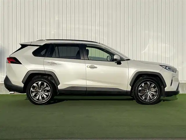 トヨタ ＲＡＶ４ G 香川県 2020(令2)年 6.3万km ホワイトパールクリスタルシャイン 純正９インチナビ/・フルセグTV/・バックカメラ/トヨタセーフティーセンス/・プリクラッシュセーフティ/・レーンディパーチャーアラート/・レーダークルーズコントロール/・オートハイビーム/・コーナーセンサー/・ブラインドスポットモニター/合皮シート/・パワーシート/・シートヒーター/革巻きステアリング/・ハンドルヒーター/・ステアリングスイッチ/パワーバックドア/純正１８インチアルミホイール/ビルトインETC２．０/ドライブレコーダー/LEDヘッドライト