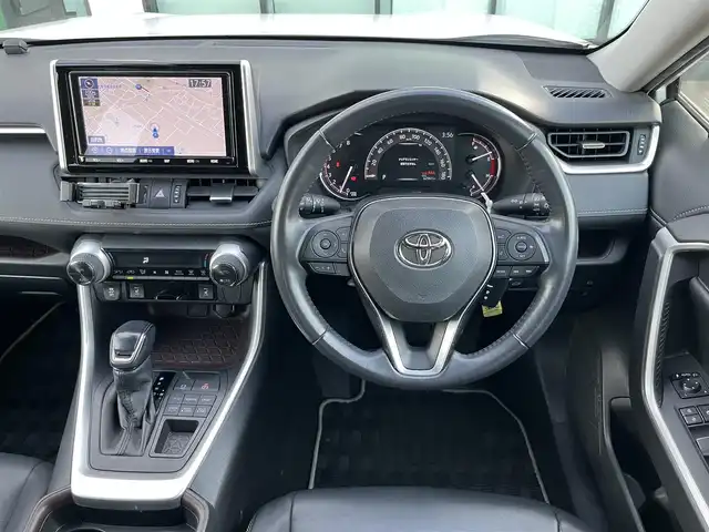 トヨタ ＲＡＶ４ G 香川県 2020(令2)年 6.3万km ホワイトパールクリスタルシャイン 純正９インチナビ/・フルセグTV/・バックカメラ/トヨタセーフティーセンス/・プリクラッシュセーフティ/・レーンディパーチャーアラート/・レーダークルーズコントロール/・オートハイビーム/・コーナーセンサー/・ブラインドスポットモニター/合皮シート/・パワーシート/・シートヒーター/革巻きステアリング/・ハンドルヒーター/・ステアリングスイッチ/パワーバックドア/純正１８インチアルミホイール/ビルトインETC２．０/ドライブレコーダー/LEDヘッドライト