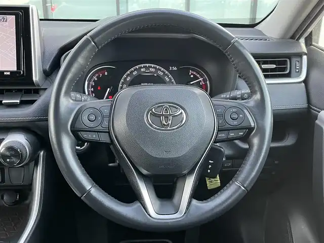 トヨタ ＲＡＶ４ G 香川県 2020(令2)年 6.3万km ホワイトパールクリスタルシャイン 純正９インチナビ/・フルセグTV/・バックカメラ/トヨタセーフティーセンス/・プリクラッシュセーフティ/・レーンディパーチャーアラート/・レーダークルーズコントロール/・オートハイビーム/・コーナーセンサー/・ブラインドスポットモニター/合皮シート/・パワーシート/・シートヒーター/革巻きステアリング/・ハンドルヒーター/・ステアリングスイッチ/パワーバックドア/純正１８インチアルミホイール/ビルトインETC２．０/ドライブレコーダー/LEDヘッドライト