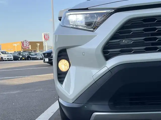 トヨタ ＲＡＶ４ G 香川県 2020(令2)年 6.3万km ホワイトパールクリスタルシャイン 純正９インチナビ/・フルセグTV/・バックカメラ/トヨタセーフティーセンス/・プリクラッシュセーフティ/・レーンディパーチャーアラート/・レーダークルーズコントロール/・オートハイビーム/・コーナーセンサー/・ブラインドスポットモニター/合皮シート/・パワーシート/・シートヒーター/革巻きステアリング/・ハンドルヒーター/・ステアリングスイッチ/パワーバックドア/純正１８インチアルミホイール/ビルトインETC２．０/ドライブレコーダー/LEDヘッドライト
