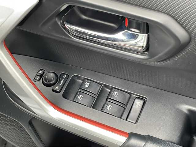 トヨタ ライズ Z 福岡県 2022(令4)年 4万km シャイニングホワイトパール 純正ディーラーナビ９インチ/（TV、DVD、CD、Bluetooth、USB、AM、FM）/バックカメラ/シートヒーター/レーダークルーズコントロール/ビルトインETC/電動パーキングブレーキ/HOLDボタン/純正17インチホイール/ステアリングスイッチ/プリクラッシュ/横滑り防止装置/クリアランスソナー/アイドリングストップ/フォグランプ/LEDヘッドライト/プッシュスタート/スマートキー/ドアバイザー/パワーウィンドウ/電格ミラー/純正マット/オートライト/保証書/取扱説明書/給油口ワンタッチ開閉