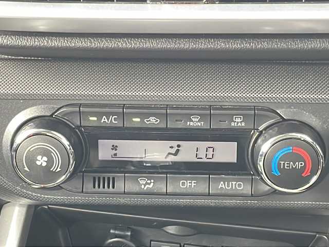トヨタ ライズ Z 福岡県 2022(令4)年 4万km シャイニングホワイトパール 純正ディーラーナビ９インチ/（TV、DVD、CD、Bluetooth、USB、AM、FM）/バックカメラ/シートヒーター/レーダークルーズコントロール/ビルトインETC/電動パーキングブレーキ/HOLDボタン/純正17インチホイール/ステアリングスイッチ/プリクラッシュ/横滑り防止装置/クリアランスソナー/アイドリングストップ/フォグランプ/LEDヘッドライト/プッシュスタート/スマートキー/ドアバイザー/パワーウィンドウ/電格ミラー/純正マット/オートライト/保証書/取扱説明書/給油口ワンタッチ開閉