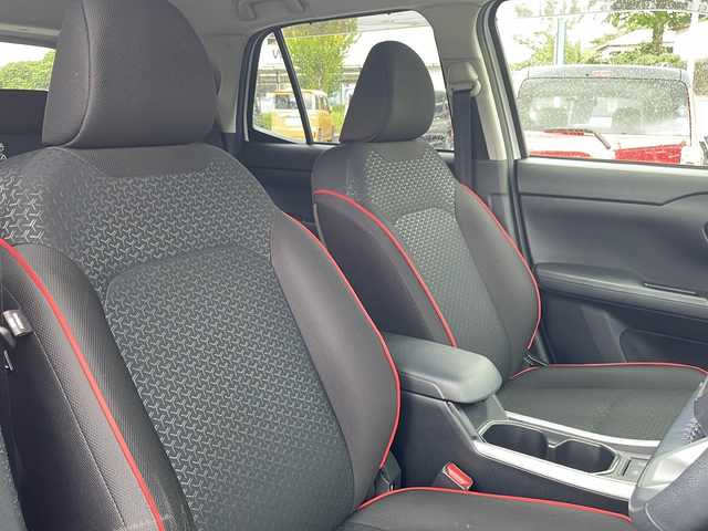 トヨタ ライズ Z 福岡県 2022(令4)年 4万km シャイニングホワイトパール 純正ディーラーナビ９インチ/（TV、DVD、CD、Bluetooth、USB、AM、FM）/バックカメラ/シートヒーター/レーダークルーズコントロール/ビルトインETC/電動パーキングブレーキ/HOLDボタン/純正17インチホイール/ステアリングスイッチ/プリクラッシュ/横滑り防止装置/クリアランスソナー/アイドリングストップ/フォグランプ/LEDヘッドライト/プッシュスタート/スマートキー/ドアバイザー/パワーウィンドウ/電格ミラー/純正マット/オートライト/保証書/取扱説明書/給油口ワンタッチ開閉
