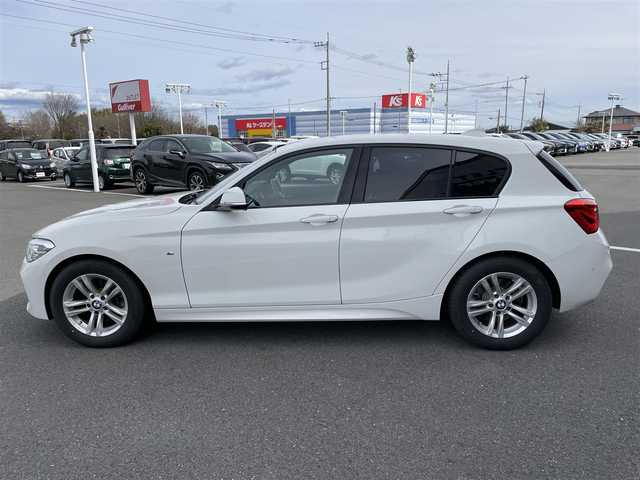 ＢＭＷ １１８ｄ Mスポーツ 栃木県 2018(平30)年 9万km 白 軽油ターボ/Mスポーツパッケージ/純正メーカーオプションナビ/【AM/FM/CD/DVD/BT/USB】/バックカメラ/CELLSATR製ドライブレコーダー/型番：CS-91FH/アイドリングストップ/クルーズコントロール/レーンキープアシスト/衝突軽減システム/クリアランスソナー/電動格納ミラー/ETC/ステアリングスイッチ/革巻きステアリング