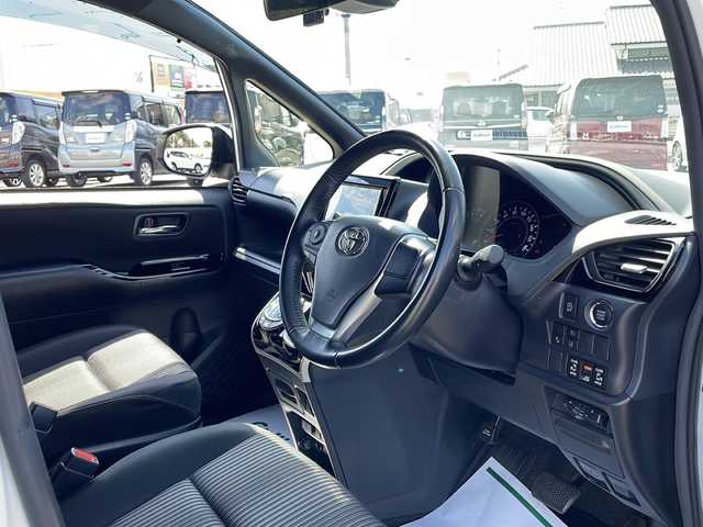 トヨタ ヴォクシー ZS 煌Ⅱ 山口県 2020(令2)年 2.8万km ホワイトパールクリスタルシャイン 両側パワースライドドア/後席用モニター/社外8型ナビ(MDV-S707L)/・Bluetooth接続/・フルセグTV/クルーズコントロール/トヨタセーフティセンス/ETC/バックカメラ/ドライブレコーダー(フロント)/LEDヘッドライト/オートマチックハイビーム/オートライト/純正16インチアルミホイール/スマートキー/ダブルエアバッグ