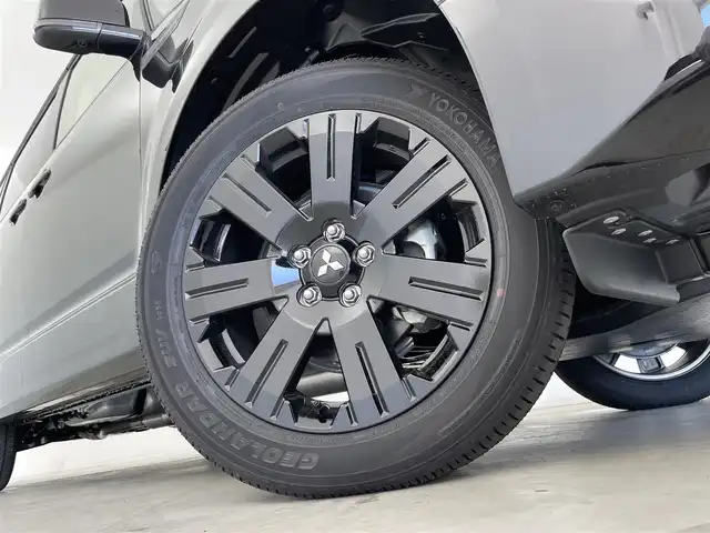 三菱 デリカＤ：５ シャモニー 群馬県 2025(令7)年 0.1千km 黒Ⅱ 登録済未使用車(登録時走行距離：13km)/オリジナルナビ取付パッケージ＋リアモニター取付パッケージ/＝＝＝＝＝/e-Assist(運転支援機能)/・衝突被害軽減ブレーキ(FCM)/・車線逸脱警報システム(LDW)/・レーダークルーズコントロール(ACC)/・オートマチックハイビーム(AHB)/・後側方車両検知警報システム(レーンチェンジアシスト機能付)/・誤発進抑制機能(前進時)/・後退時交差車両検知警報(RCTA)/両側パワースライドドア/エレクトリックテールゲート/ハーフレザーシート/前席シートヒーター/ステアリングヒーター/革巻きステアリング/ステアリングスイッチ/アイドリングストップ/電動パーキングブレーキ/オートブレーキホールド/プッシュスタート/スマートキー×2本/取扱説明書/保証書