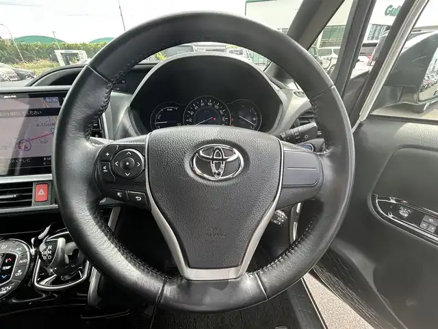 トヨタ ヴォクシー ハイブリッド ZS 煌Ⅱ 岡山県 2019(令1)年 8.2万km ホワイトパールクリスタルシャイン トヨタセーフティセンス/デジタルインナーミラー/アルパイン11インチナビ/アルパイン後席モニター/ＨＤＭＩ/バックモニター/ビルトインＥＴＣ/シートヒーター/両側パワースライドドア/クルーズコントロール/オートハイビーム/レーンキープアシスト/ドライブレコーダー
