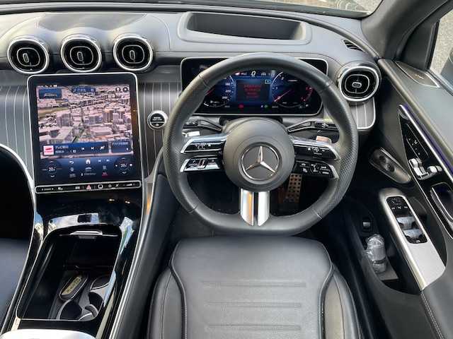 メルセデス・ベンツ Ｍ・ベンツ ＧＬＣ２２０ d 4マチック ドライバーズPKG 東京都 2023(令5)年 1.1万km オブシディアンブラック 登録時走行10234km/ワンオーナー/レーダーセーフティパッケージ/・アクティブディスタンスアシストディストロニック/・自動再発進機能/・アクティブステアリングアシスト/・アクティブレーンキーピングアシスト/・アクティブレーンチェンジングアシスト/・PRE-SAFE機能/・PRE-SAFEインパルスサイド/レザーエクスクルーシブパッケージ/・ブラックオープンボア木目調インパネ加飾/・ヘッドアップディスプレイ/・革シート/・ARナビゲーション/・Burmester_3Dサラウンドシステム（15スピーカー）/・サウンドパーソナライゼーション機能/パノラミックスライディングルーフ/フットトランクオープナー/デジタルライト/アダプティブハイビームアシストプラス/デジタルコックピット/ビルトインETC/前後ドライブレコーダー/前席パワーシート/全席シートヒーター/全周囲カメラ/R6年記録簿/保証書・取説/スペアキー