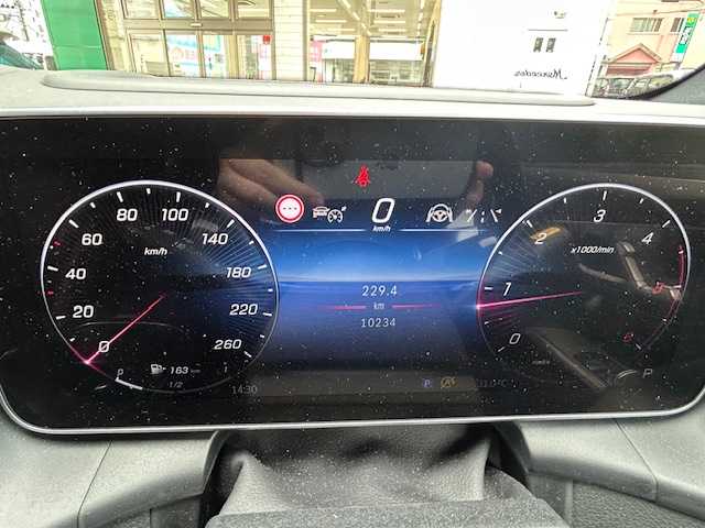 メルセデス・ベンツ Ｍ・ベンツ ＧＬＣ２２０ d 4マチック ドライバーズPKG 東京都 2023(令5)年 1.1万km オブシディアンブラック 登録時走行10234km/ワンオーナー/レーダーセーフティパッケージ/・アクティブディスタンスアシストディストロニック/・自動再発進機能/・アクティブステアリングアシスト/・アクティブレーンキーピングアシスト/・アクティブレーンチェンジングアシスト/・PRE-SAFE機能/・PRE-SAFEインパルスサイド/レザーエクスクルーシブパッケージ/・ブラックオープンボア木目調インパネ加飾/・ヘッドアップディスプレイ/・革シート/・ARナビゲーション/・Burmester_3Dサラウンドシステム（15スピーカー）/・サウンドパーソナライゼーション機能/パノラミックスライディングルーフ/フットトランクオープナー/デジタルライト/アダプティブハイビームアシストプラス/デジタルコックピット/ビルトインETC/前後ドライブレコーダー/前席パワーシート/全席シートヒーター/全周囲カメラ/R6年記録簿/保証書・取説/スペアキー
