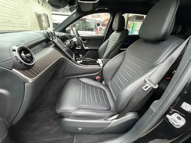 メルセデス・ベンツ Ｍ・ベンツ ＧＬＣ２２０ d 4マチック ドライバーズPKG 東京都 2023(令5)年 1.1万km オブシディアンブラック 登録時走行10234km/ワンオーナー/レーダーセーフティパッケージ/・アクティブディスタンスアシストディストロニック/・自動再発進機能/・アクティブステアリングアシスト/・アクティブレーンキーピングアシスト/・アクティブレーンチェンジングアシスト/・PRE-SAFE機能/・PRE-SAFEインパルスサイド/レザーエクスクルーシブパッケージ/・ブラックオープンボア木目調インパネ加飾/・ヘッドアップディスプレイ/・革シート/・ARナビゲーション/・Burmester_3Dサラウンドシステム（15スピーカー）/・サウンドパーソナライゼーション機能/パノラミックスライディングルーフ/フットトランクオープナー/デジタルライト/アダプティブハイビームアシストプラス/デジタルコックピット/ビルトインETC/前後ドライブレコーダー/前席パワーシート/全席シートヒーター/全周囲カメラ/R6年記録簿/保証書・取説/スペアキー