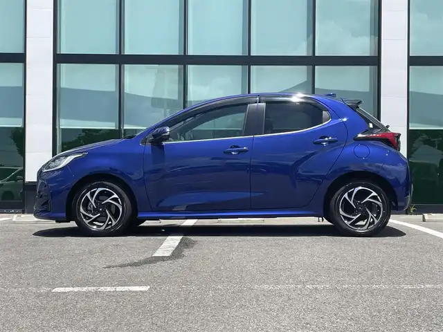 トヨタ ヤリス Z 和歌山県 2023(令5)年 0.9万km ダークブルーマイカM 革巻きステアリング/ステアリングヒーター/ステアリングスイッチ/8インチ純正DAナビ機能あり/バックカメラ/フルセグテレビ/BSM/レーダークルーズコントロール/シートヒーター/コーナーセンサー/LEDヘッドライト/ドライブレコーダー/ETC/モデリスタ製アルミホイール/トヨタセーフティセンス