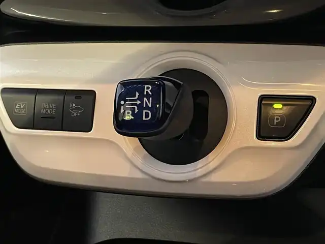 トヨタ プリウス Sセーフティプラス 東京都 2018(平30)年 4.7万km アティチュードブラックマイカ /セーフティセンス//プリクラッシュセーフティ//レーントレーシングアシスト//オートハイビーム//クリアランスソナー//駐車支援//純正SDナビ（NSZT-W68T）//CD/DVD/BT/AM/FM/BT/TV//バックカメラ//ＬＥＤヘッドライト/フォグ//ビルトインＥＴＣ//社外１７インチアルミ//保証書・取説・スペアキー