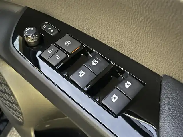 トヨタ プリウス Sセーフティプラス 東京都 2018(平30)年 4.7万km アティチュードブラックマイカ /セーフティセンス//プリクラッシュセーフティ//レーントレーシングアシスト//オートハイビーム//クリアランスソナー//駐車支援//純正SDナビ（NSZT-W68T）//CD/DVD/BT/AM/FM/BT/TV//バックカメラ//ＬＥＤヘッドライト/フォグ//ビルトインＥＴＣ//社外１７インチアルミ//保証書・取説・スペアキー