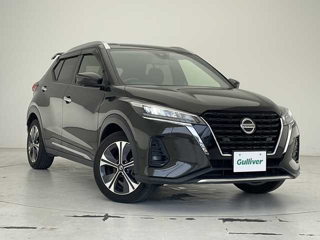 日産 キックス X 沖縄県 2020(令2)年 2.1万km チタニウムカーキ 純正ナビ(MM320D-L)/(フルセグTV Bluetooth CD DVD)/全方位カメラ/ドライブレコーダー/ETC/プロパイロット/スマートキー/プッシュスタート/クルーズコントロール/ステアリングスイッチ/電動パーキングブレーキ/デジタルインナーミラー/前後コーナーセンサー/電動格納ミラー/ハーフレザーシート/オートライト/LEDヘッドライト/ルーフレール/リアルーフスポイラー/純正アルミホイール