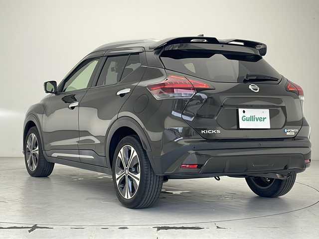 日産 キックス X 沖縄県 2020(令2)年 2.1万km チタニウムカーキ 純正ナビ(MM320D-L)/(フルセグTV Bluetooth CD DVD)/全方位カメラ/ドライブレコーダー/ETC/プロパイロット/スマートキー/プッシュスタート/クルーズコントロール/ステアリングスイッチ/電動パーキングブレーキ/デジタルインナーミラー/前後コーナーセンサー/電動格納ミラー/ハーフレザーシート/オートライト/LEDヘッドライト/ルーフレール/リアルーフスポイラー/純正アルミホイール