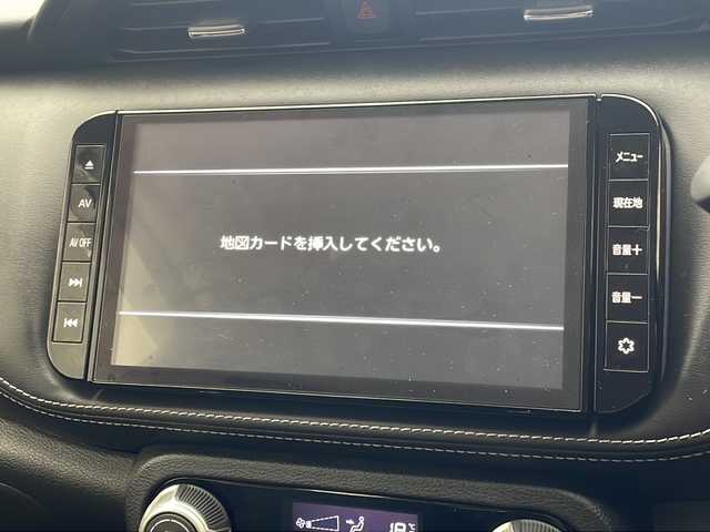 日産 キックス X 沖縄県 2020(令2)年 2.1万km チタニウムカーキ 純正ナビ(MM320D-L)/(フルセグTV Bluetooth CD DVD)/全方位カメラ/ドライブレコーダー/ETC/プロパイロット/スマートキー/プッシュスタート/クルーズコントロール/ステアリングスイッチ/電動パーキングブレーキ/デジタルインナーミラー/前後コーナーセンサー/電動格納ミラー/ハーフレザーシート/オートライト/LEDヘッドライト/ルーフレール/リアルーフスポイラー/純正アルミホイール