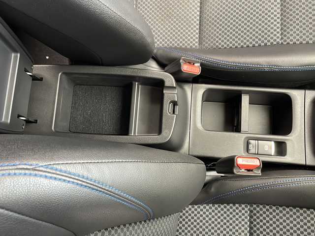 日産 キックス X 沖縄県 2020(令2)年 2.1万km チタニウムカーキ 純正ナビ(MM320D-L)/(フルセグTV Bluetooth CD DVD)/全方位カメラ/ドライブレコーダー/ETC/プロパイロット/スマートキー/プッシュスタート/クルーズコントロール/ステアリングスイッチ/電動パーキングブレーキ/デジタルインナーミラー/前後コーナーセンサー/電動格納ミラー/ハーフレザーシート/オートライト/LEDヘッドライト/ルーフレール/リアルーフスポイラー/純正アルミホイール
