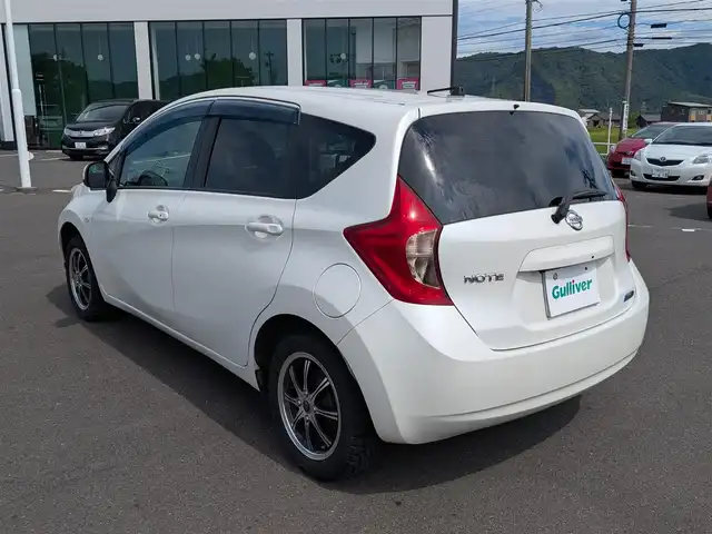 日産 ノート X DIG－S 福井県 2013(平25)年 8.9万km ブリリアントホワイトパール バックカメラ/日産純正ナビ/フルセグテレビ/前方ドライブレコーダー/ETC/スタッドレスタイヤ積込/盗難防止装置/純正フロアマット/スマートキー/アイドリングストップ/保証書・取説